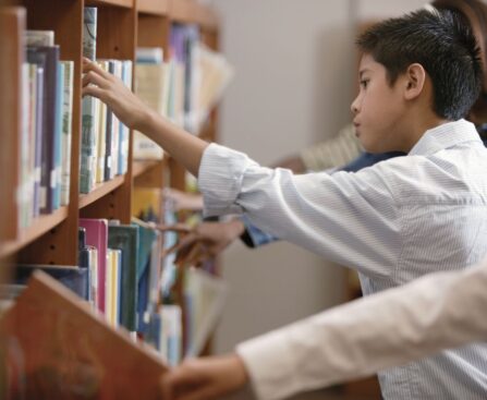 children discovering new books for their reading list
